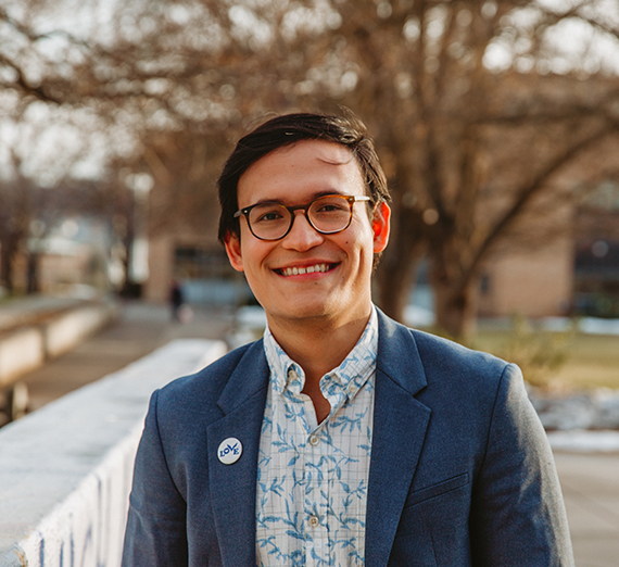 女性が手すりに寄りかかっている